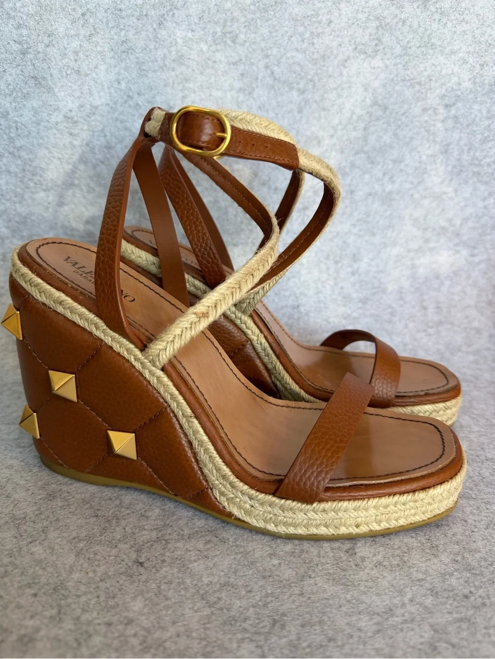 •4 Valentino Garvani Roman Stud Quilted Wedge Espadrille Sandals 39